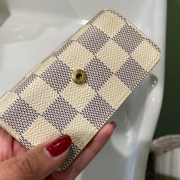 SOLD!! 💯 Authentic Louis Vuitton 4 Key Holder - Picture 5 of 10